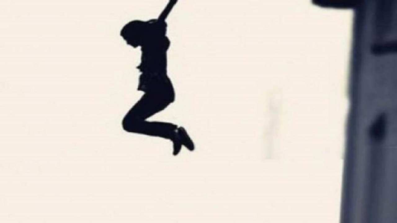 فتاة تقفز من الشرفة هربًا من تعنيف والدها