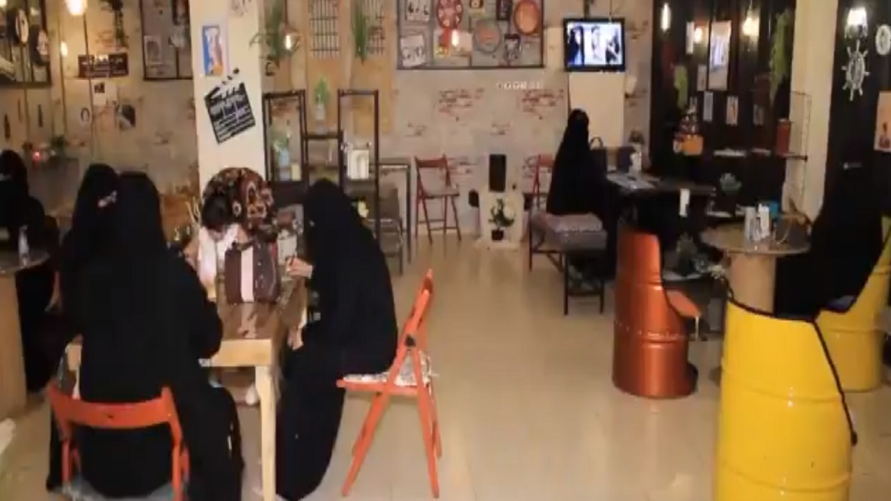 مواطنتان تفتتحان أول مطعم نسائي بالكامل في رفحاء (فيديو)