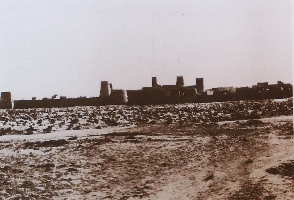 صورة نادرة لأسوار الرياض قبل 108 سنوات تقريبا