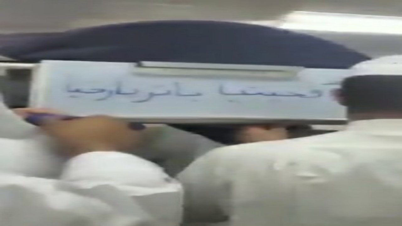 بالفيديو.. جمع غفير يشيع جنازة وافدة دخلت الإسلام قبل وفاتها