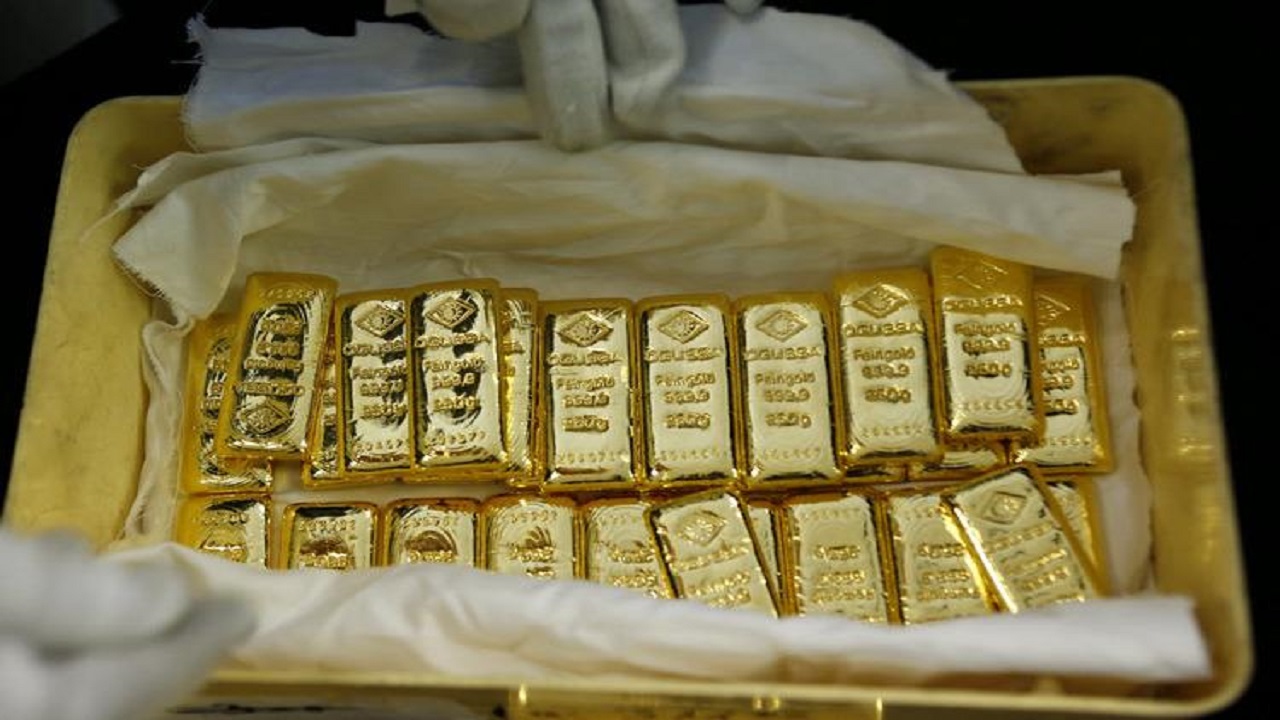 أسعار الذهب تنخفض وضعف الدولار يحد من الخسائر