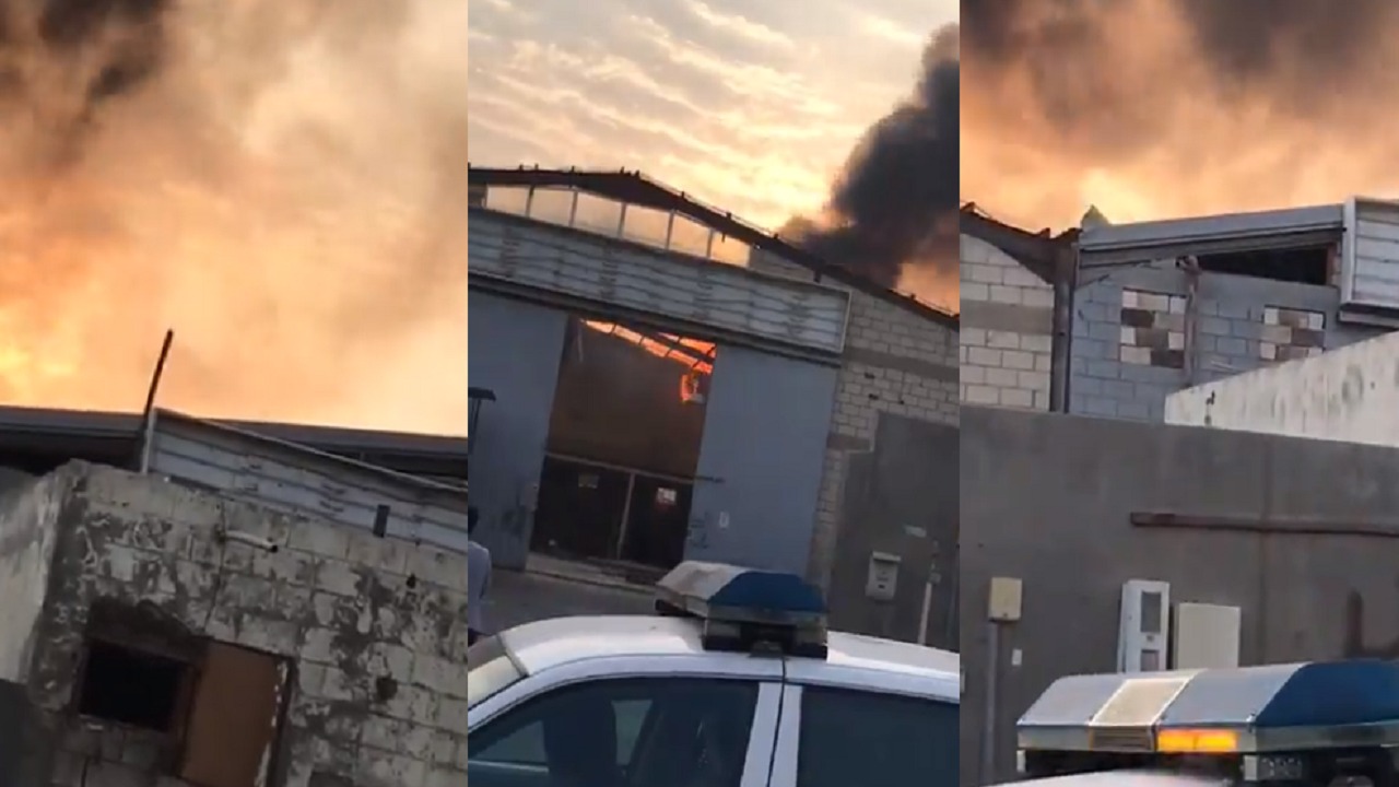 بالفيديو. اندلاع حريق هائل في مستودع بجدة