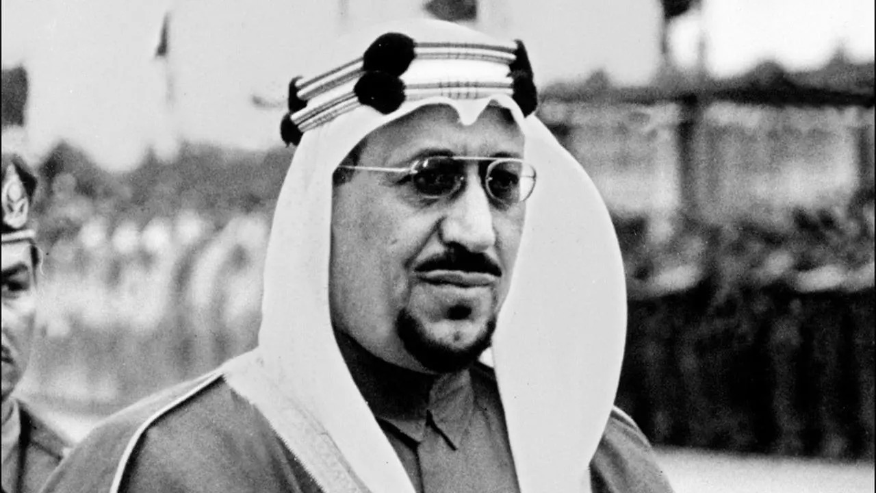 بالفيديو.. صوت جهوري للملك سعود أثناء إمامة المسلمين بالمسجد الحرام