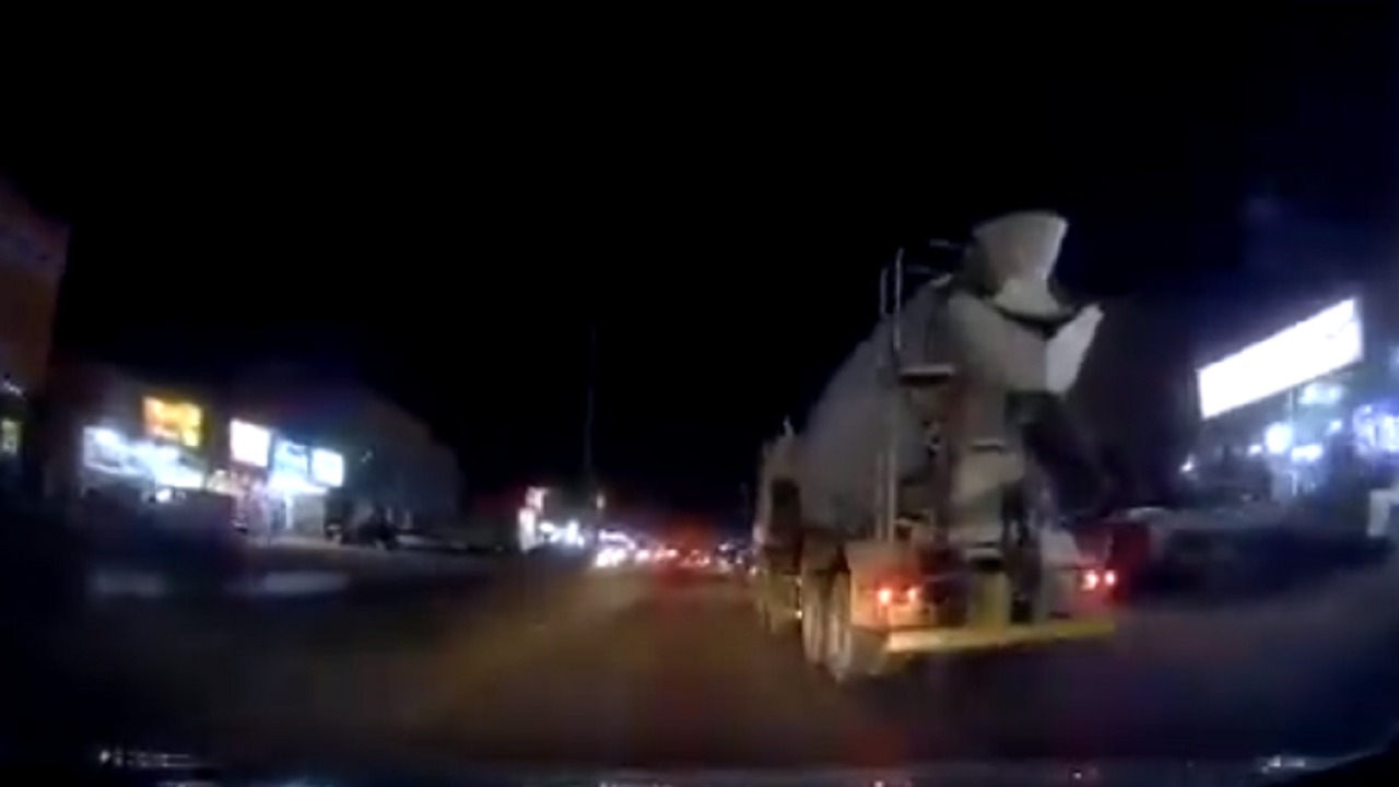 شاهد.. فوضى الشاحنات تهدد سلامة ركاب المركبات  بكوبري قوات الأمن في الرياض