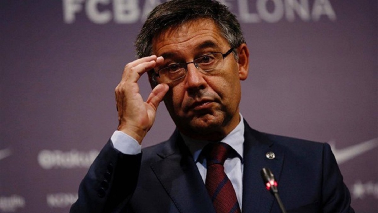 استقالة رئيس برشلونة بعد موسم اللابطولة