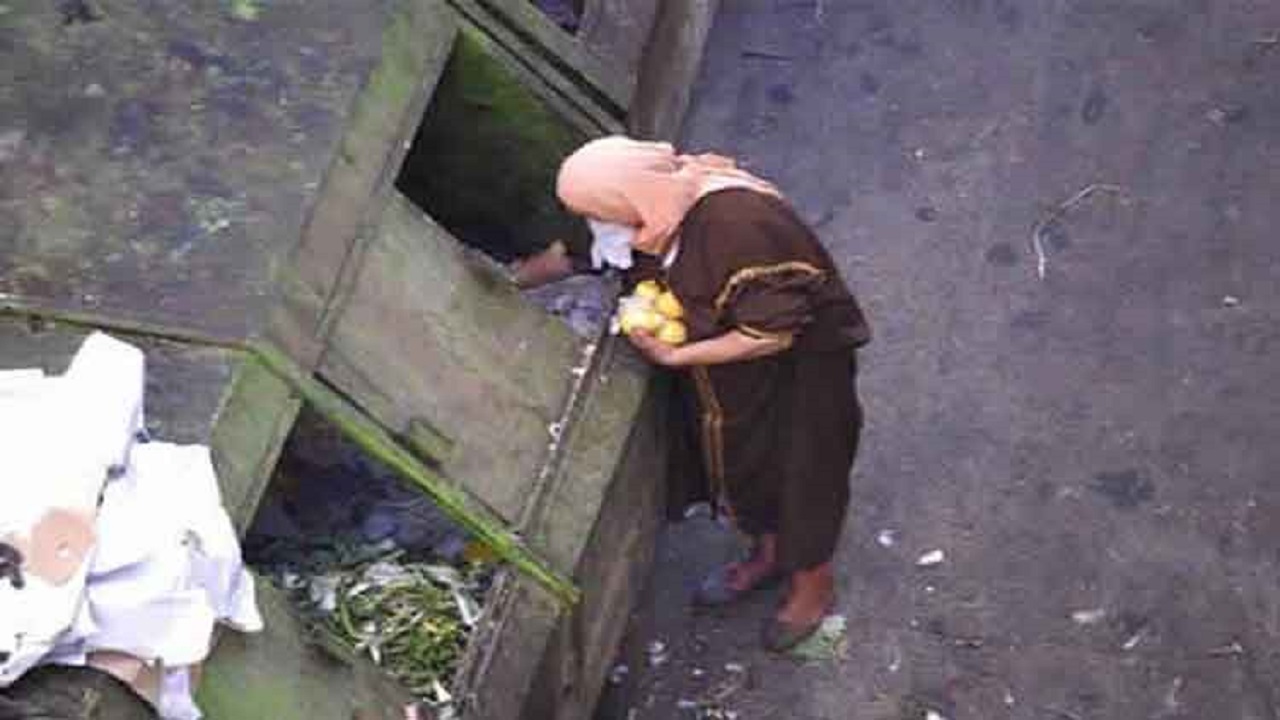 بالفيديو.. نساء أتراك يبحثن في صندوق قمامة عن بواقي الطعام