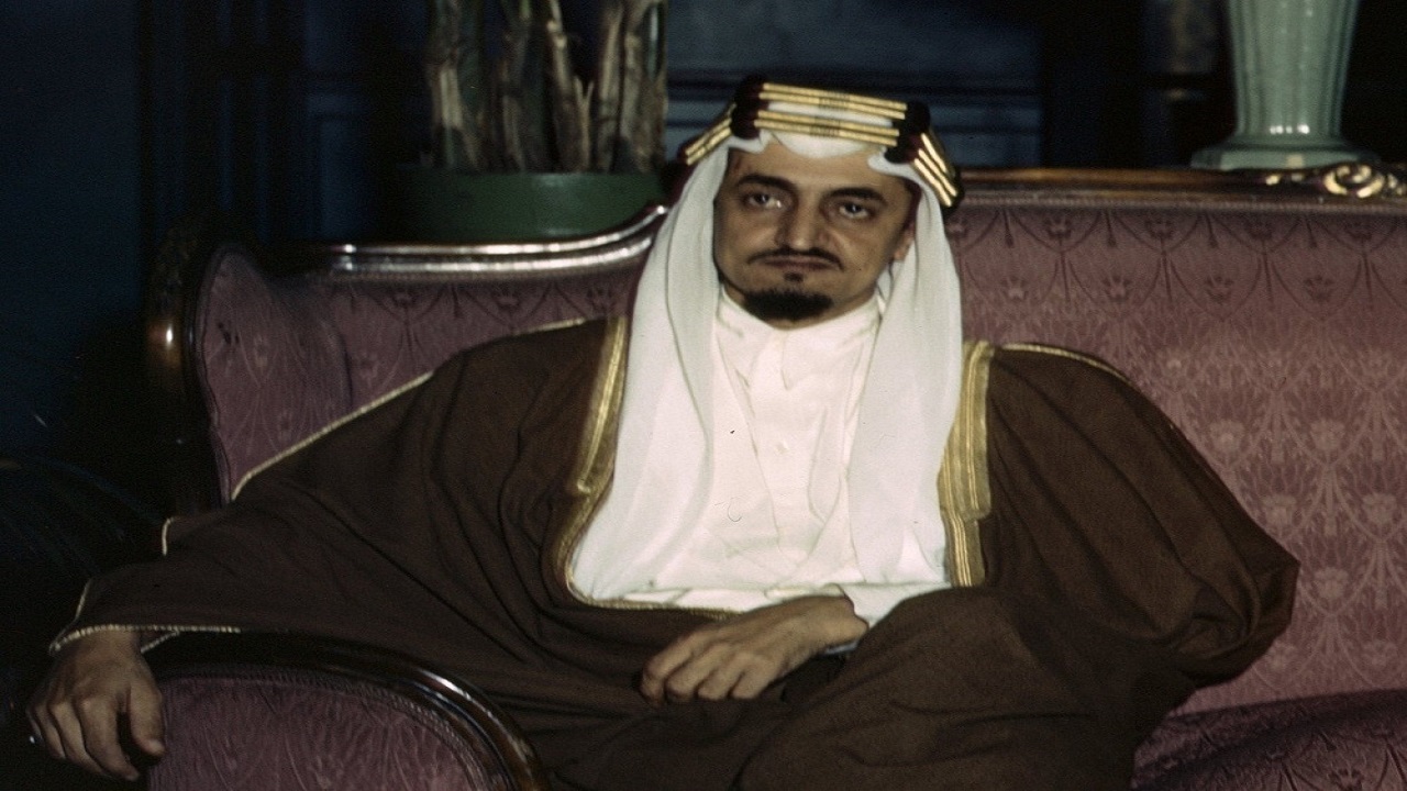 شاهد..  صورة نادرة للملك فيصل وهو يتفقد فصول تدريبية في أرامكو