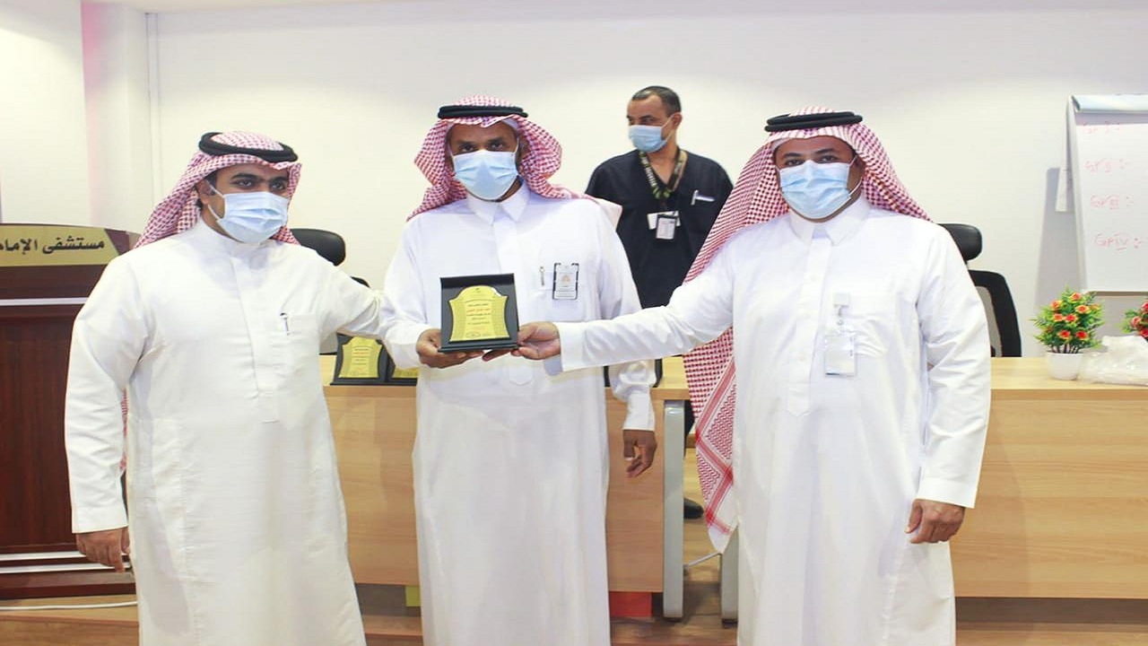 التجمع الصحي الأول يكرم أبطال صيدلية مستشفى الإمام عبدالرحمن الفيصل