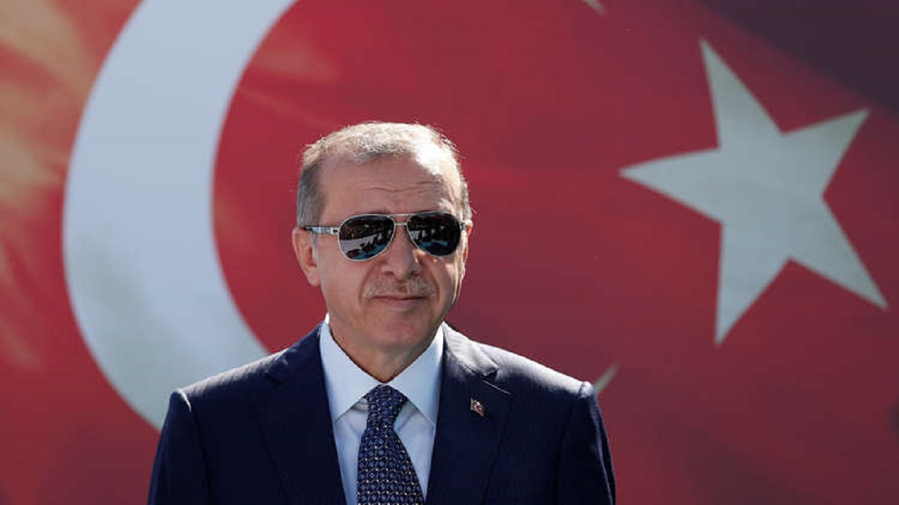 أردوغان يدعو شعبه للتقشف ويخطط لزيادة راتبه
