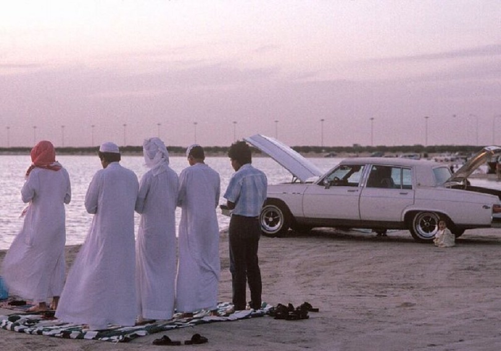 صورة جميلة لرجال يصلون على شاطئ العزيزية قبل 32 عام