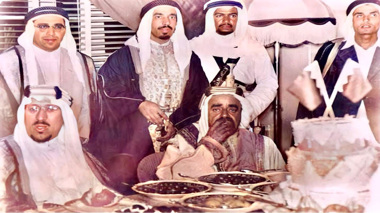 صورة نادرة للملك سعود خلال حفل عشاء في البحرين قبل 66 عاما