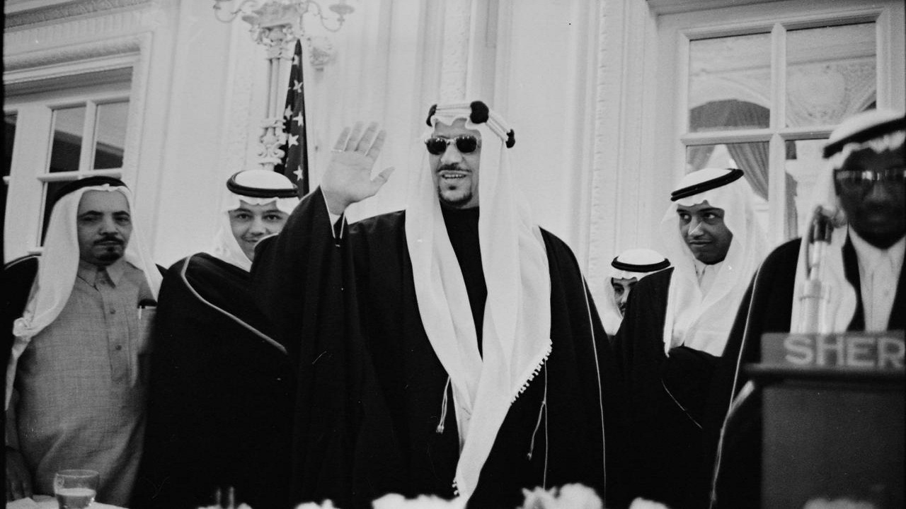 صورة نادرة للملك سعود برفقة أبنائه أثناء رحلة علاجية بأمريكا