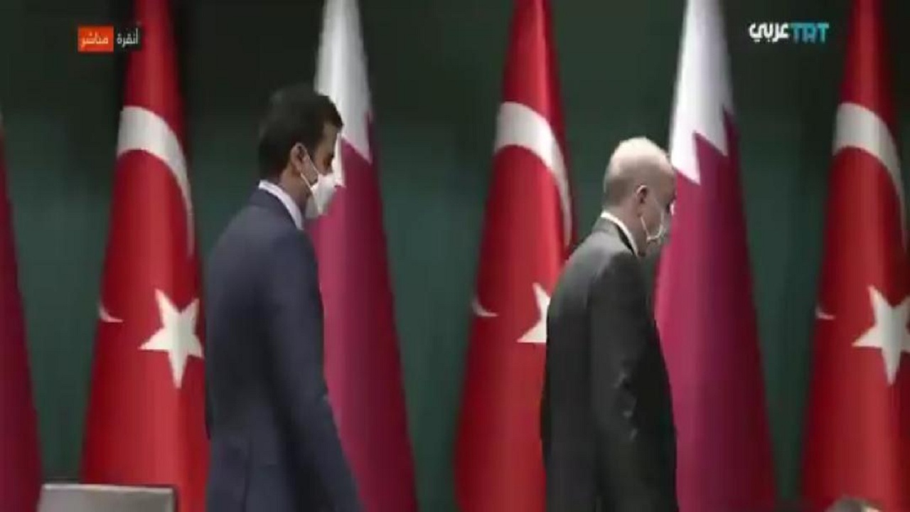 بالفيديو.. تميم يطأطأ رأسه خلف أردوغان