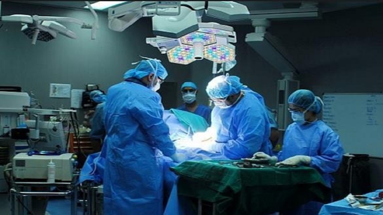 فريق طبي يجري جراحة نادرة ونوعية لإعادة الحركة لمريض في وادي الدواسر