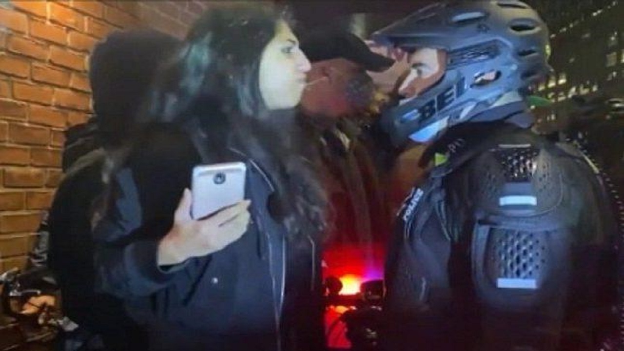 فتاة معارضة لترامب تبصق في وجه ضابط أمريكي