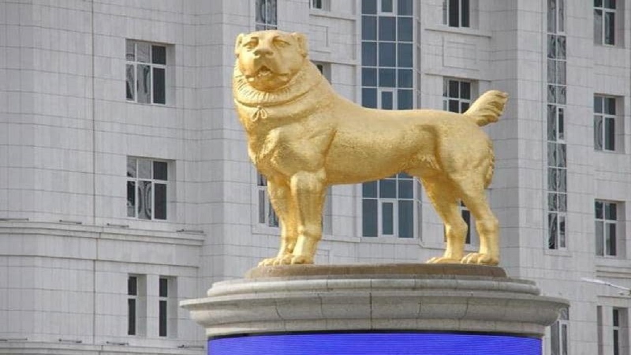 بالصور.. زعيم دولة آسيوية يُكرم كلبا بتمثال ذهبي عملاق