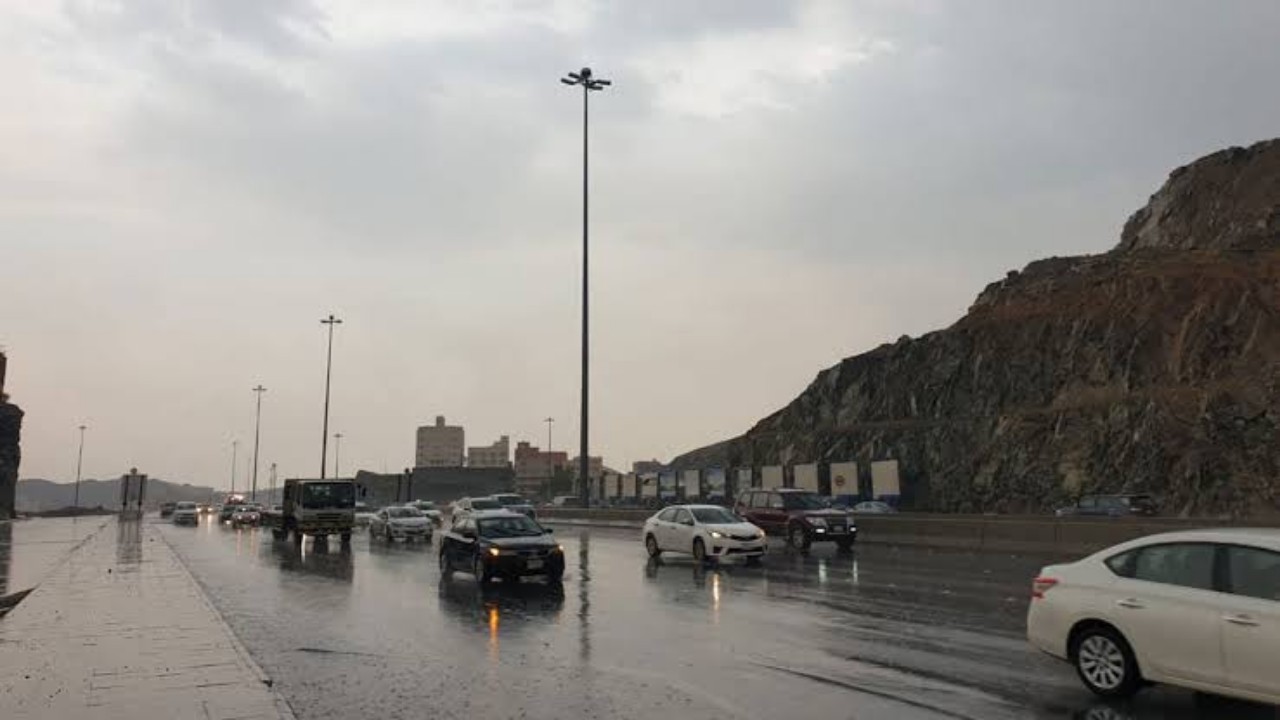 الدفاع المدني يطالب بالابتعاد عن مجاري السيول والأودية في مكة