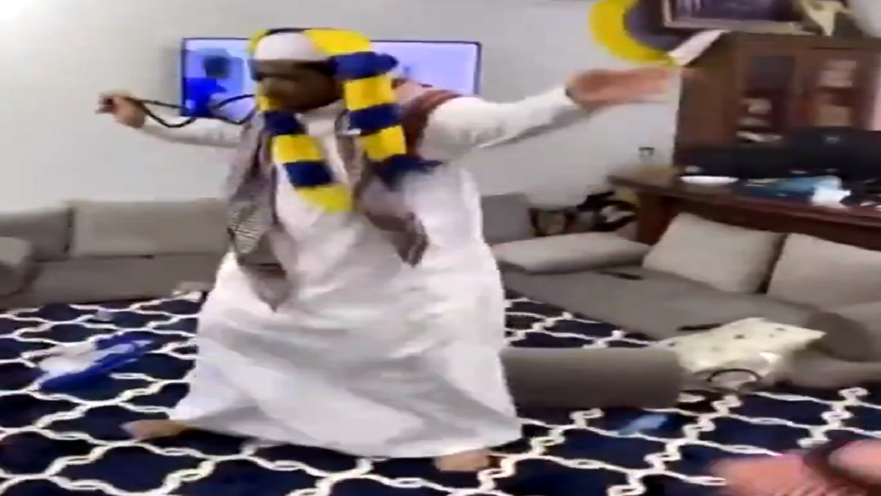 بالفيديو..مشجع نصراوي يجلد صديقيه بعد هدف غوميز