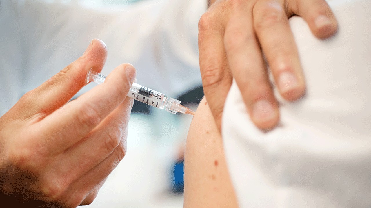 &#8220;الصحة&#8221; توضح الآثار الجانبية بعد أخذ تطعيم الإنفلونزا