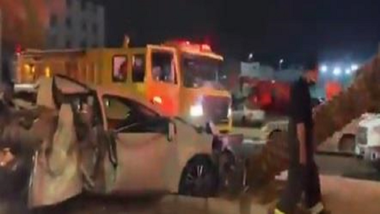 مدني مكة يقص حديد سيارة اصطدمت بنخلة لإخراج المصابين