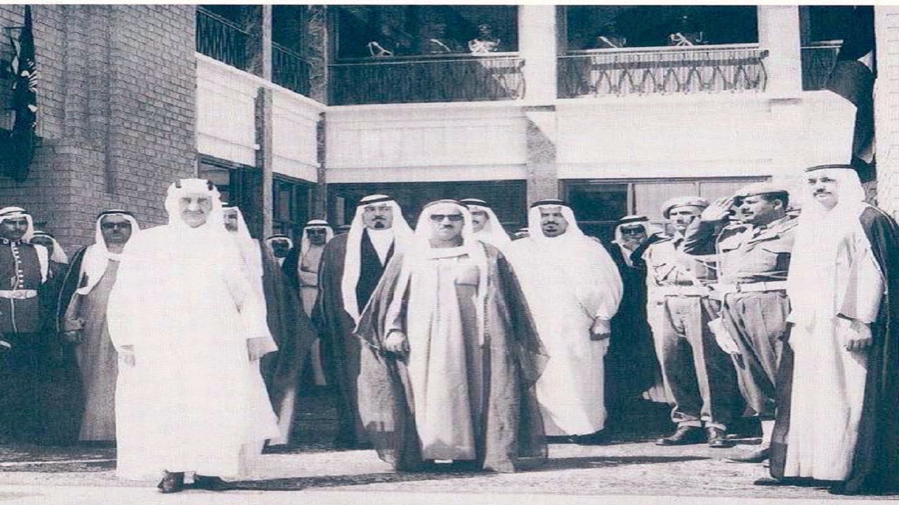 صورة تاريخية للملك فيصل وعبدالله والشيخ صباح الأحمد