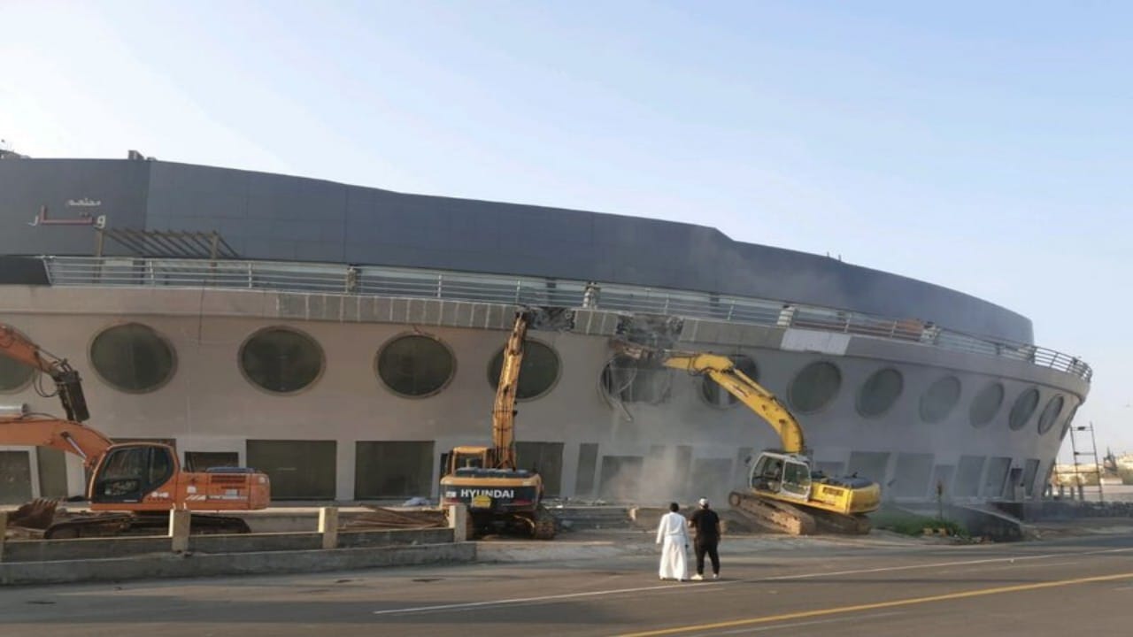بالصور.. بدء إزالة مبنى السفينة الشهيرة في جدة