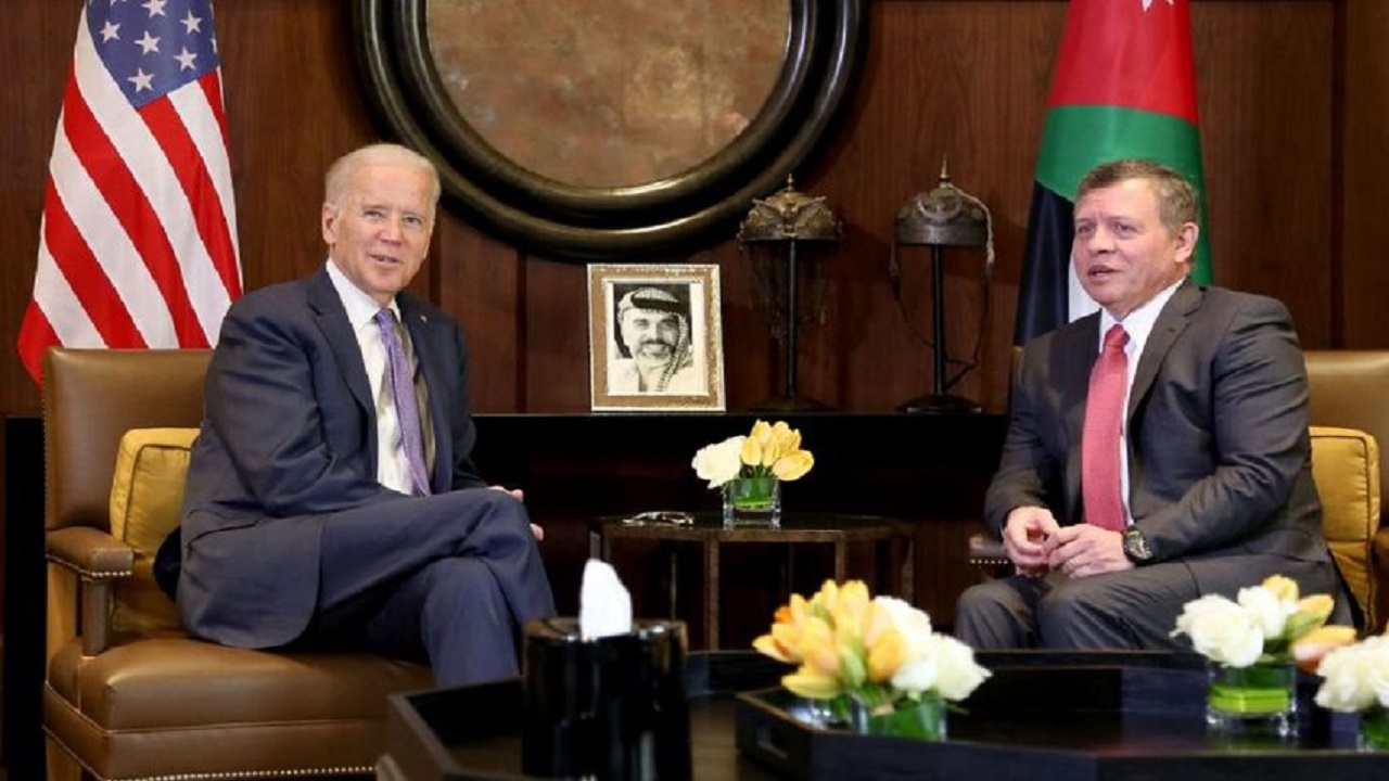 بايدن يجري أول مكالمة له مع زعيم عربي