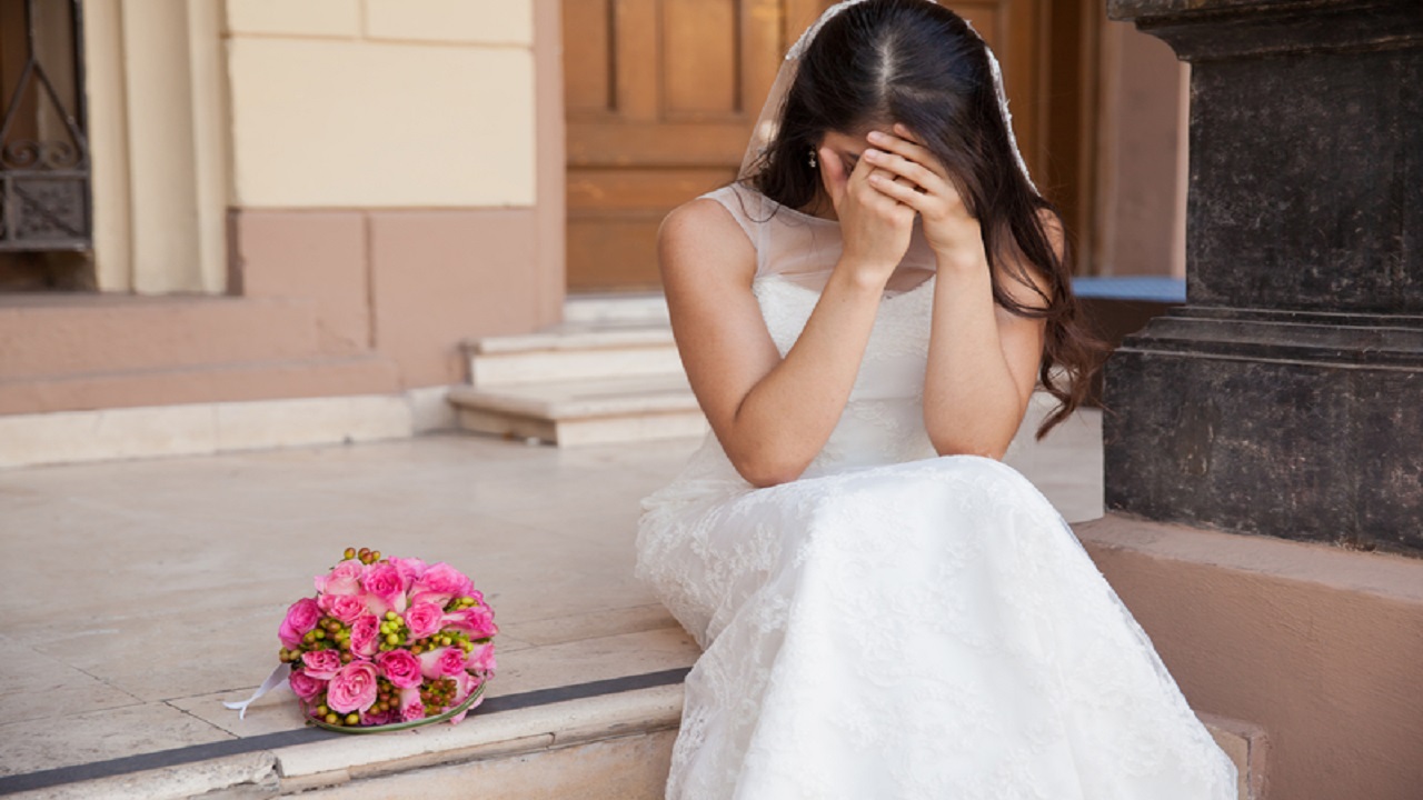 عروس تصاب بعقدة نفسية بعد تأجيل زفافها 7 مرات بسبب كورونا