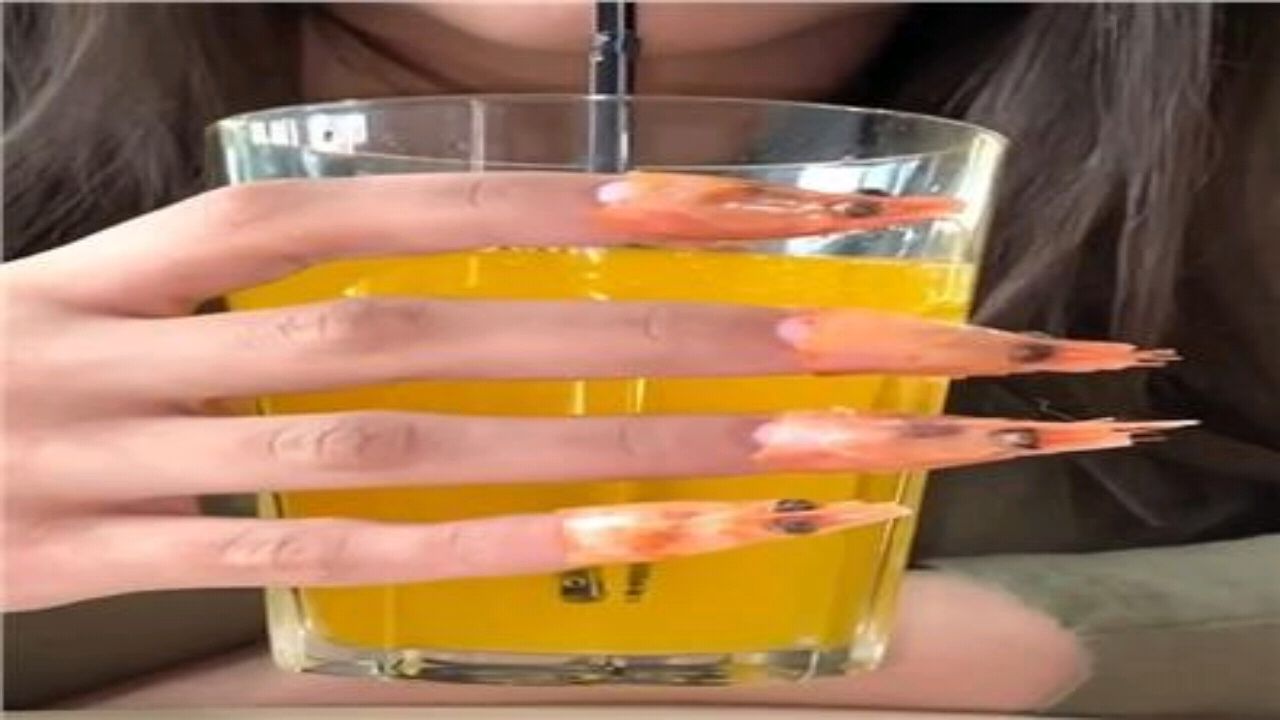 بالفيديو.. استخدام رؤوس الجمبري في تزيين الأظافر