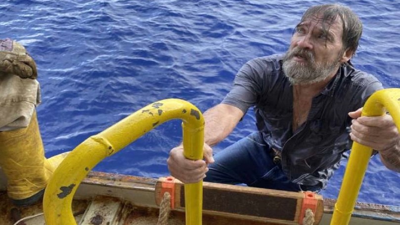 بالصور.. العثور على بحار عجوز بعد اختفاء قاربه لمدة 48 ساعة في عرض البحر