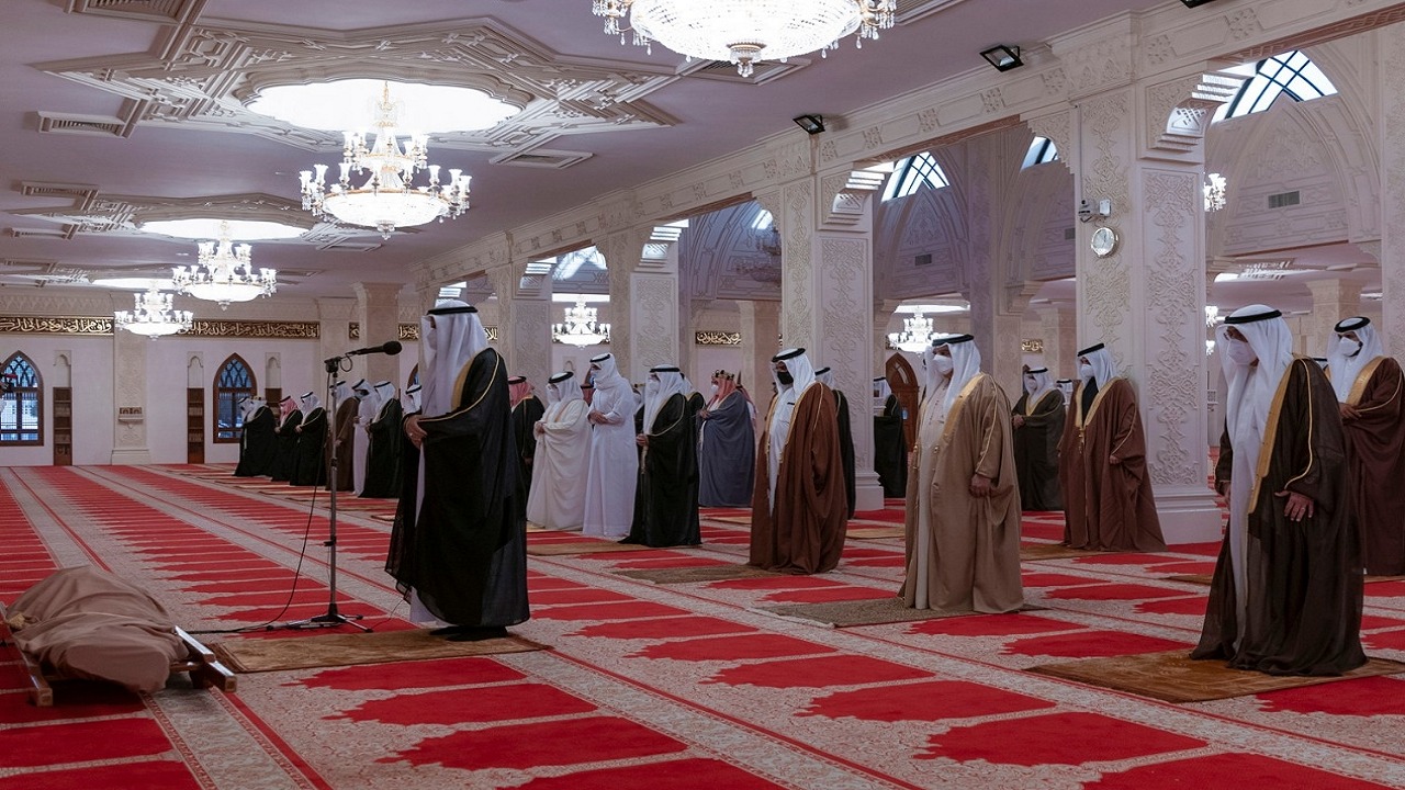 بالصور..صلاة الجنازة على الأمير خليفة بن سلمان بحضور ملك البحرين