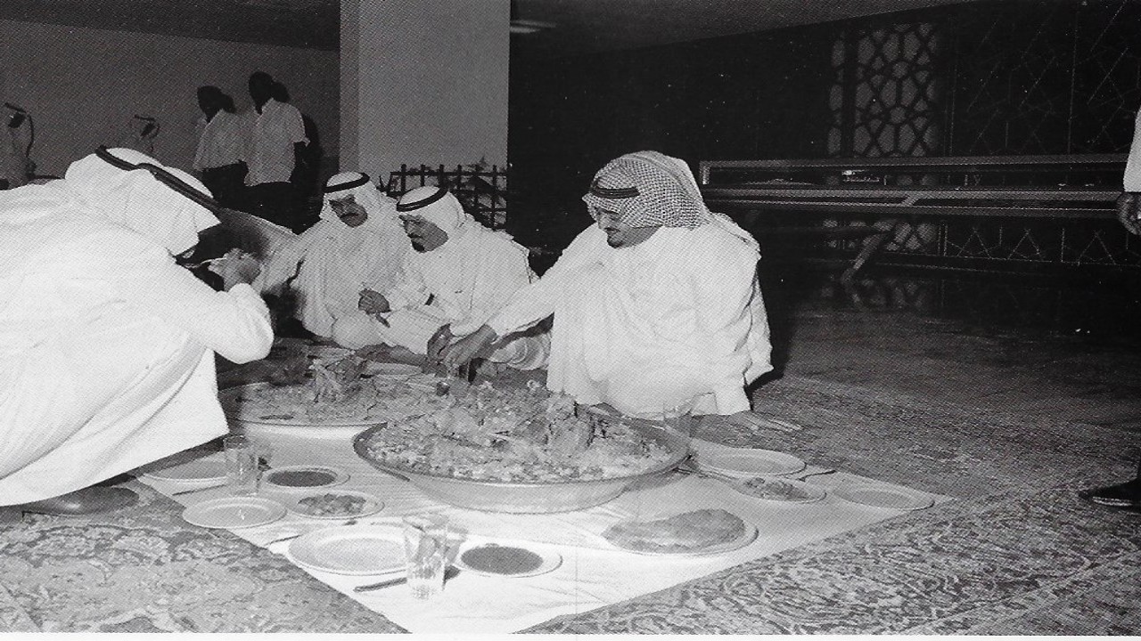 صور عفوية للملك فهد والملك عبدالله في زيارة لوزارة التخطيط