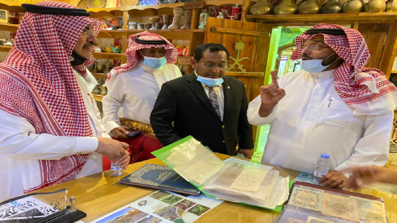 السفير المالديفي يزور متحف المناخة بأملج وقصر الإمارة القديم