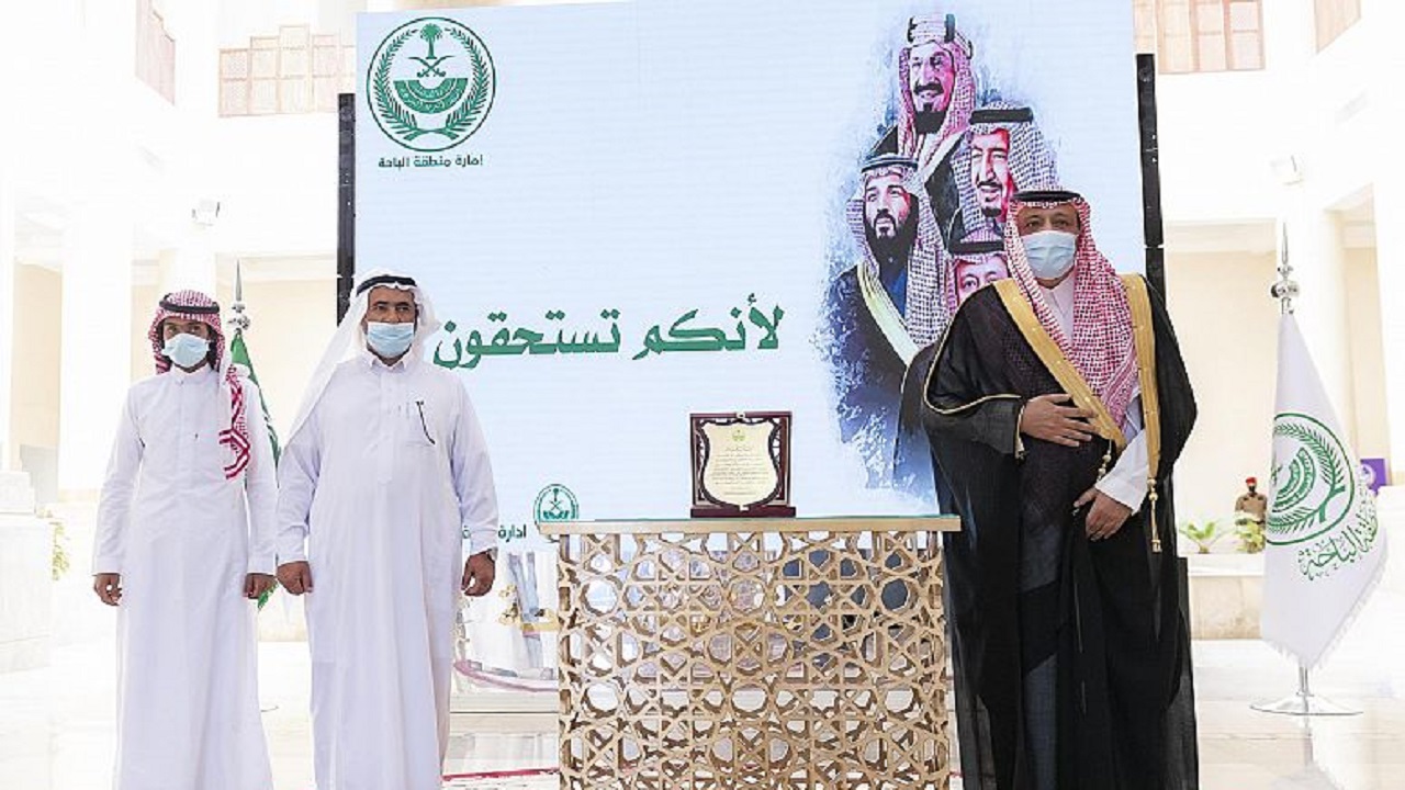 أمير الباحة يُكرم مواطنين نجحا في إنقاذ 4 آخرين من الغرق