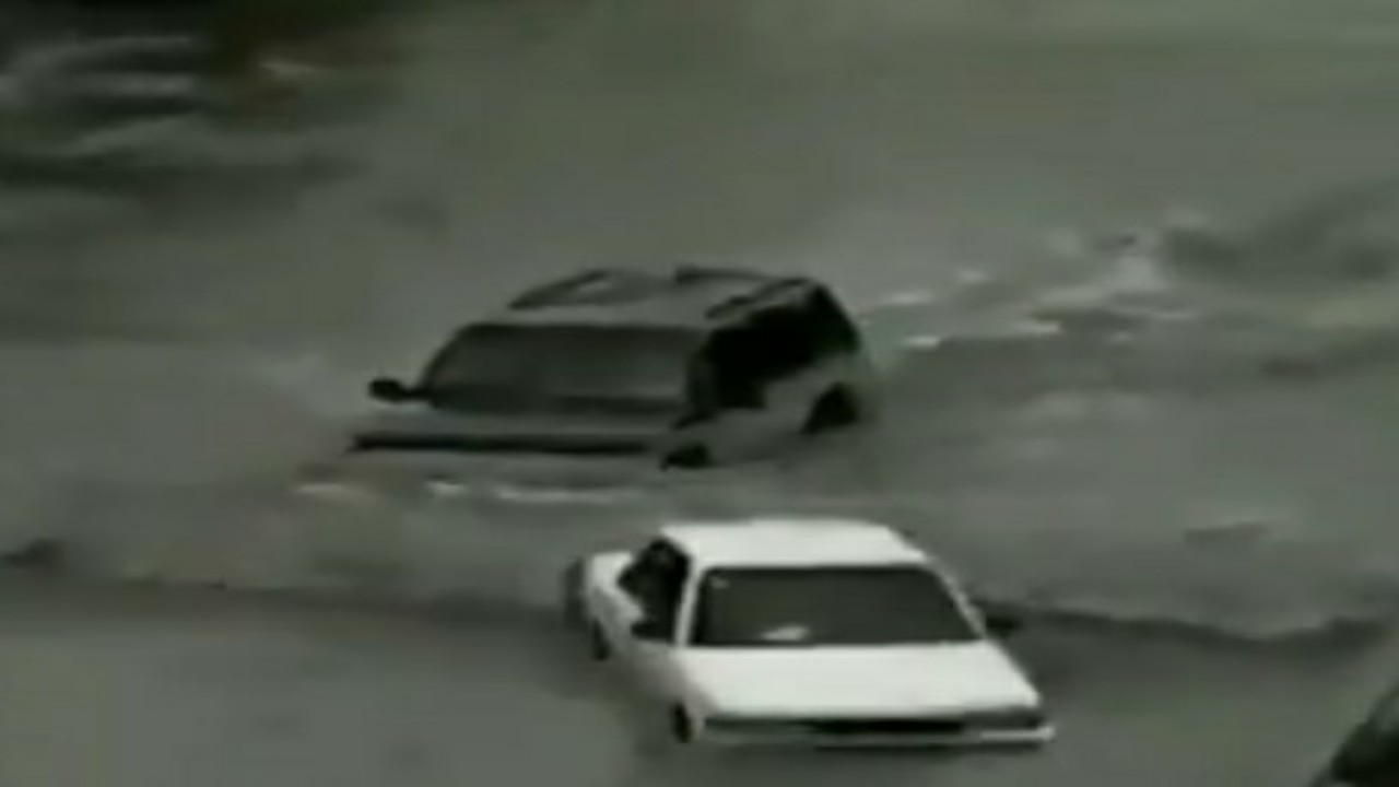 شاهد.. مقطع نادر لسيارات تغرق في مياه الأمطار بالرياض قبل  26 عامًا