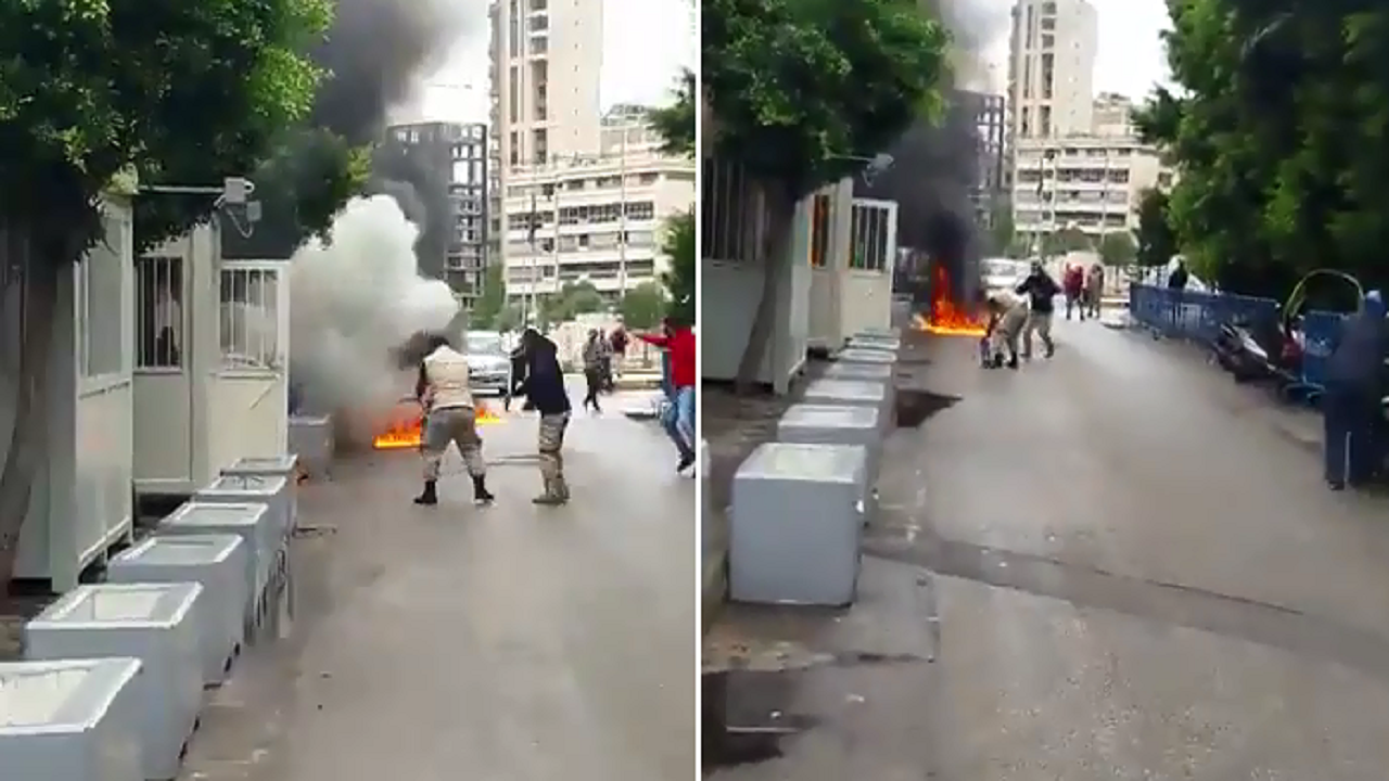 بالفيديو.. مشهد صادم لشخص يحرق نفسه
