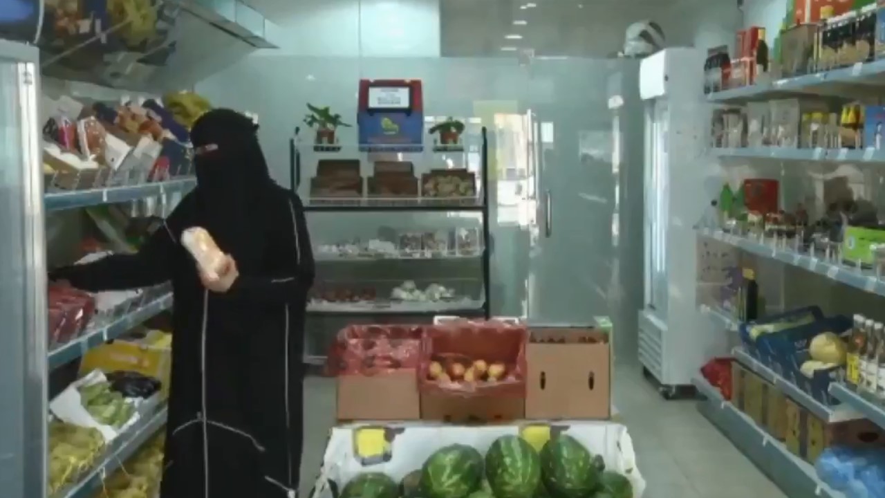 بالفيديو.. حكاية مواطنة تكسر حاجز الخوف وتعمل في مجال بيع الخضروات بسيهات