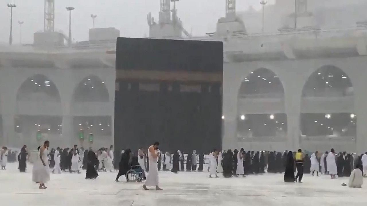 شاهد.. أمطار الخير في مكة ترسم لوحة روحانية