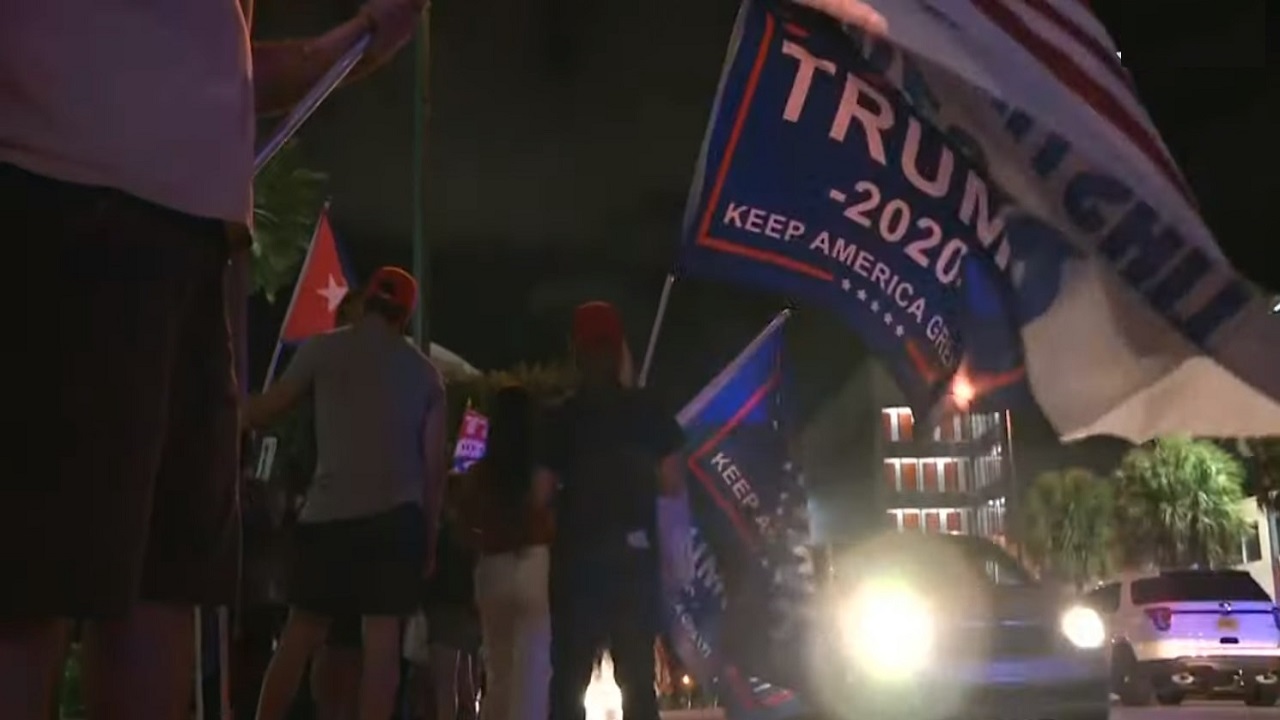 بالفيديو.. أنصار ترامب في فلوريدا يحتفلون بفوزه رغم استمرار فرز الأصوات