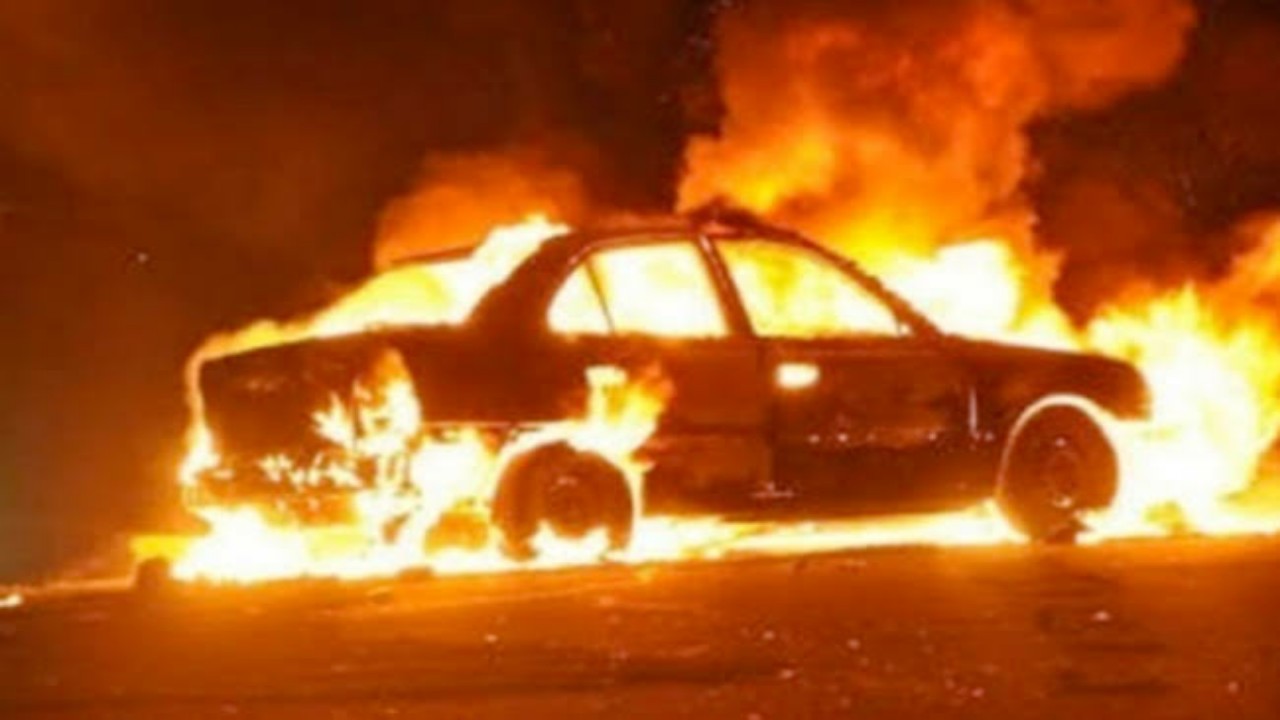 شخص يشعل النيران في سيارة مواطن بعد ذهابه لصلاة الفجر بالعارضة