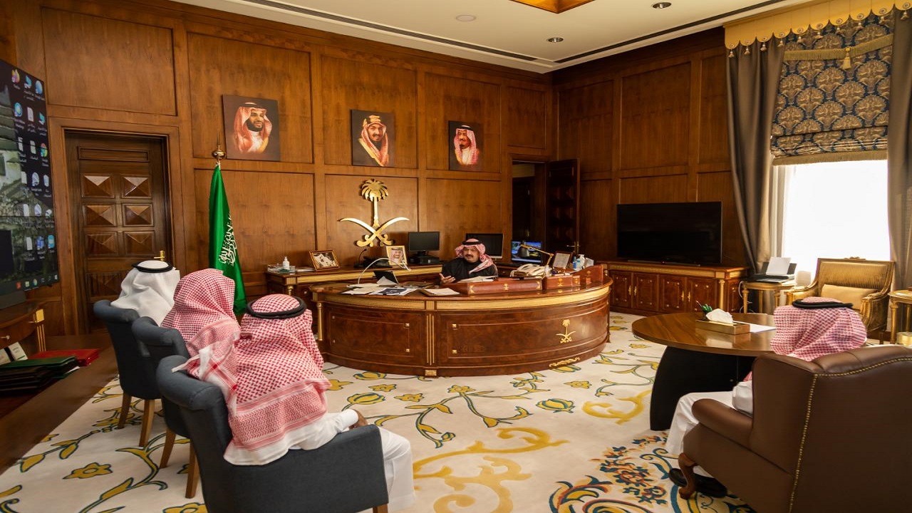 الأمير تركي بن طلال يقدم واجب العزاء في الفقيد الشيخ محمد البشري
