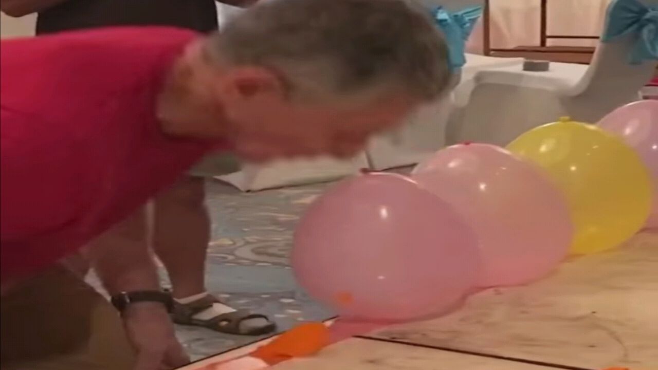 بالفيديو.. رجل يدخل جينيس بفرقعة أكبر عدد من البالونات بفمه خلال دقيقة