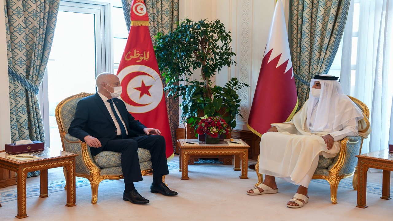 بالفيديو.. تصرُّف أحمق من أمير قطر يُغضب التونسيين