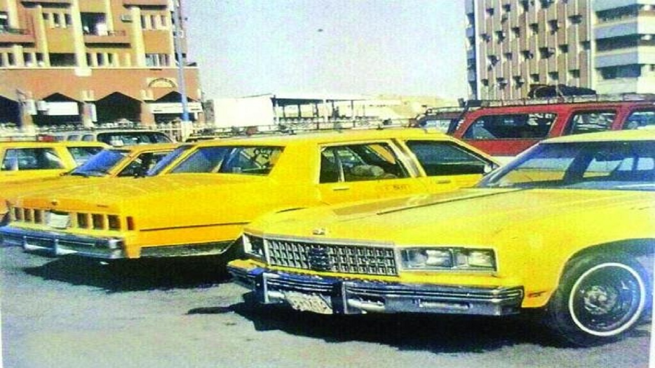 صورة قديمة لسيارة الأجرة الصفراء تُعيد الذكريات