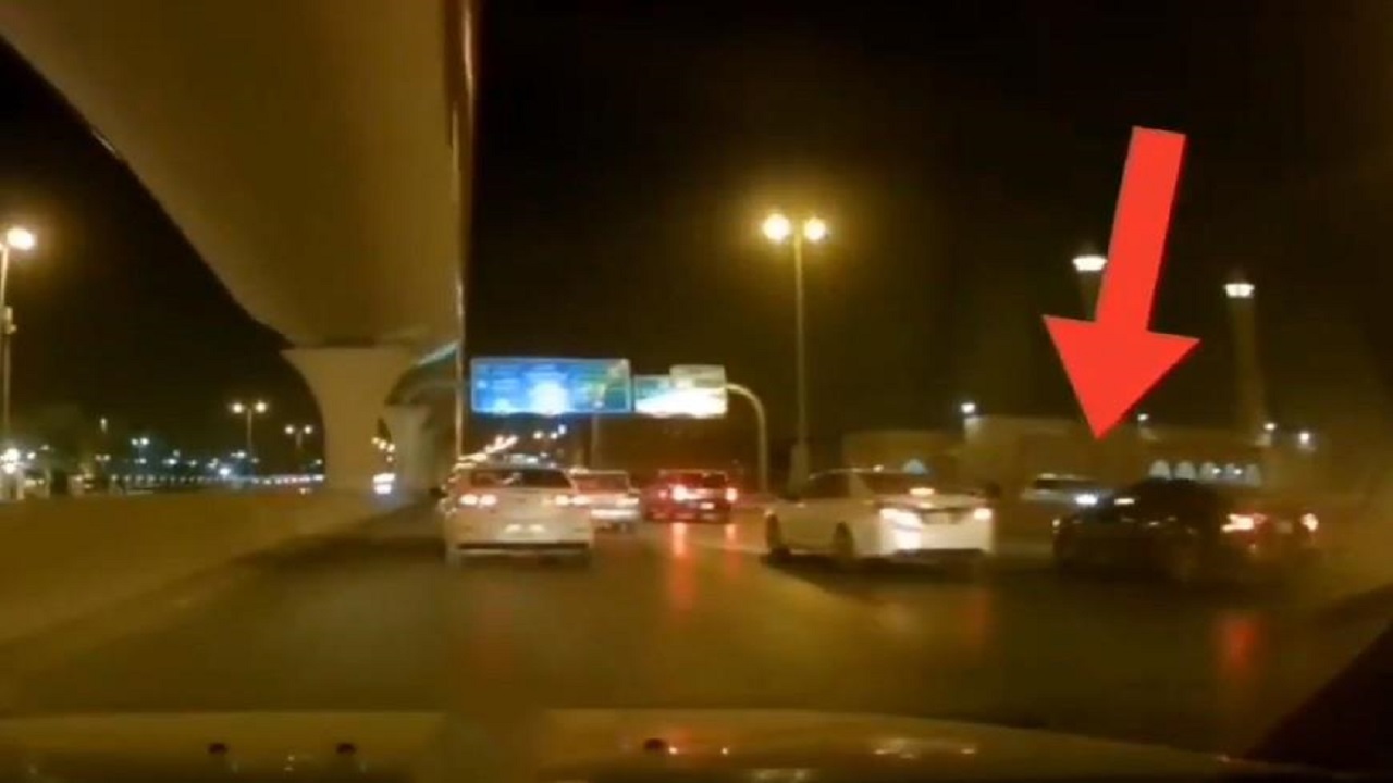 شاهد.. نهاية مروعة لقائد سيارة حاول مراوغة المركبات في الرياض