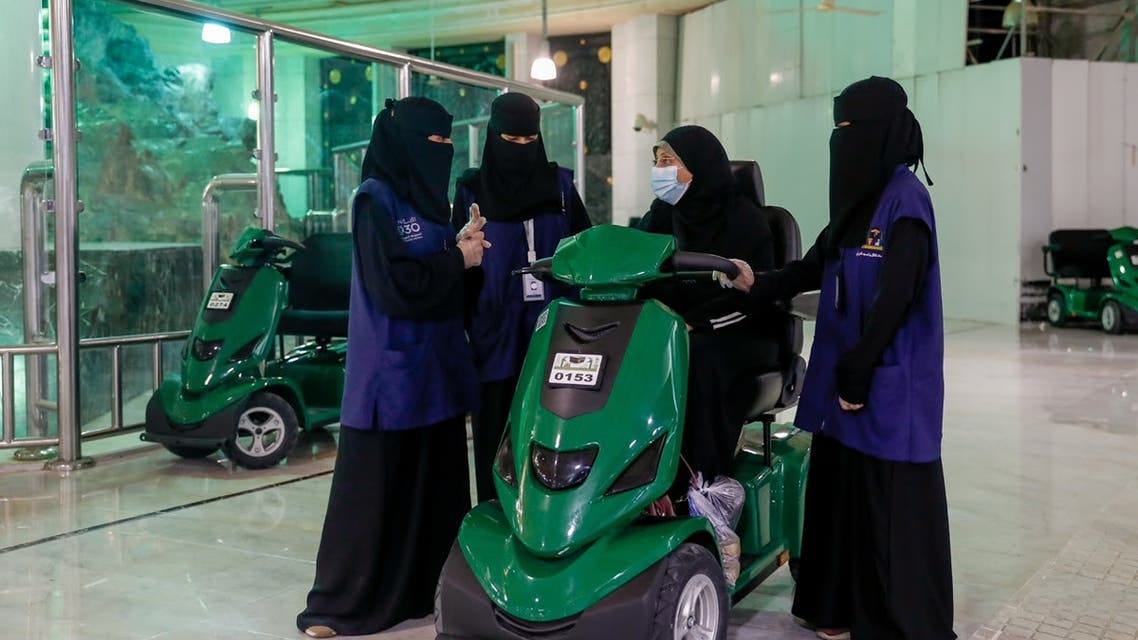 50 فتاة يخدمن المعتمرات وقاصدات المسجد الحرام