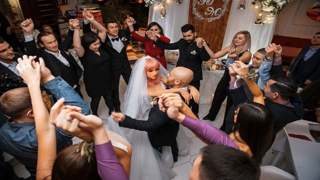 بالصور.. لاعب كمال أجسام يعلن زواجه من دمية