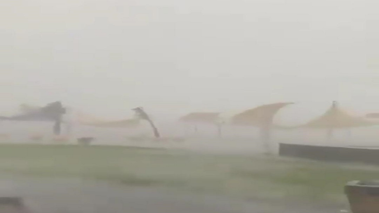 بالفيديو.. أمطار غزيرة على كورنيش الليث