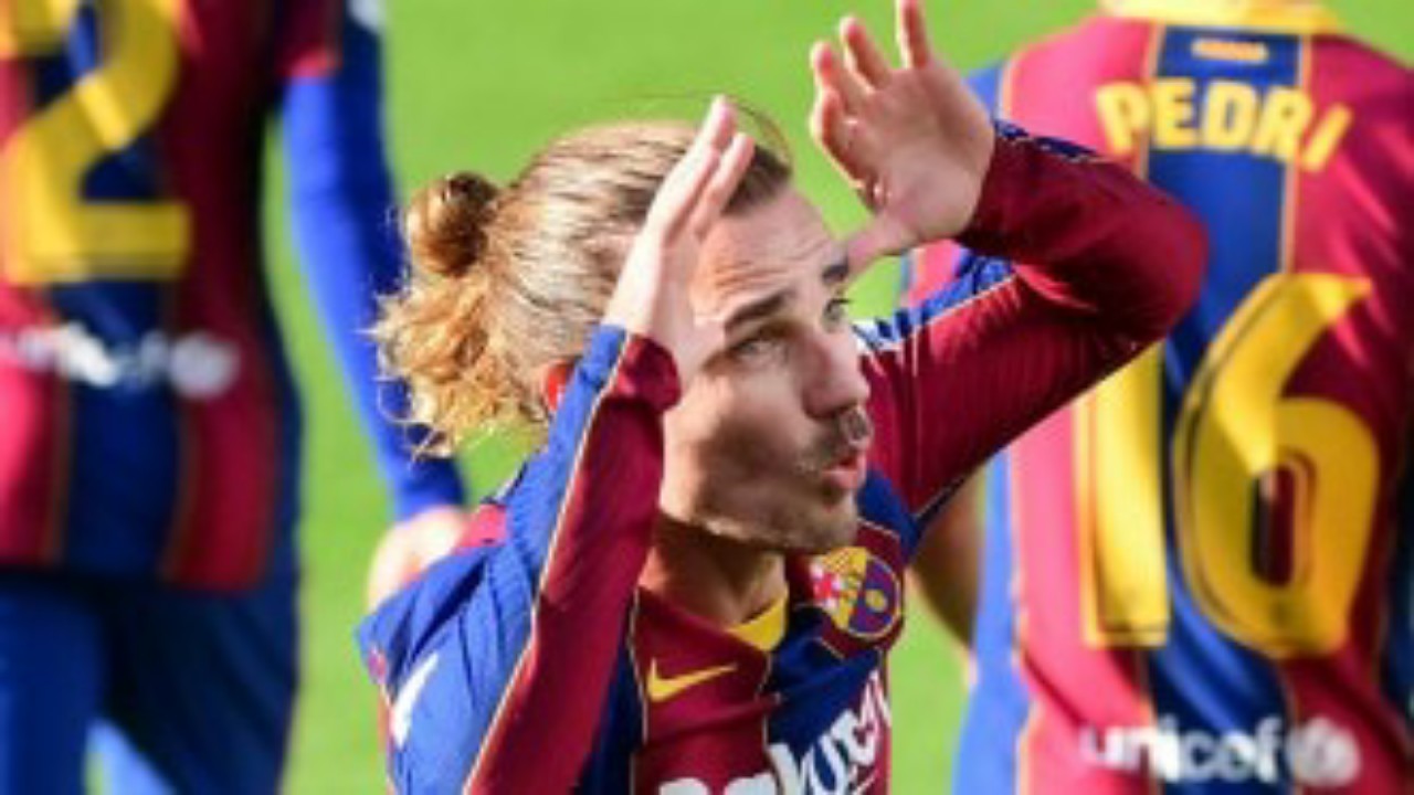 شاهد.. غريزمان يرقص بطريقة مثيرة احتفالًا بهدفه في مباراة برشلونة وأوساسونا