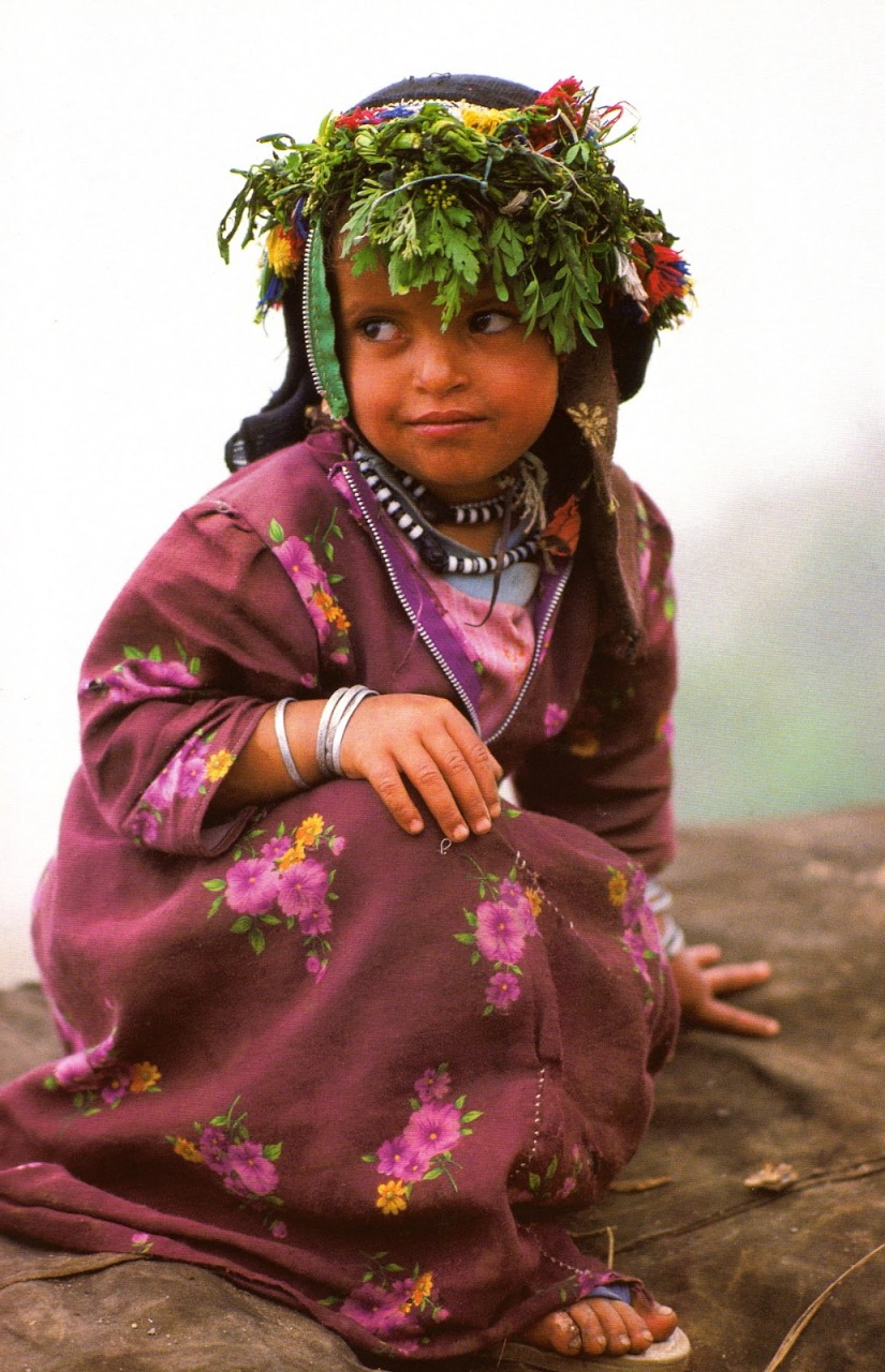 الطفولة البريئة.. صورة لفتاة من عسير منذ 41 عام